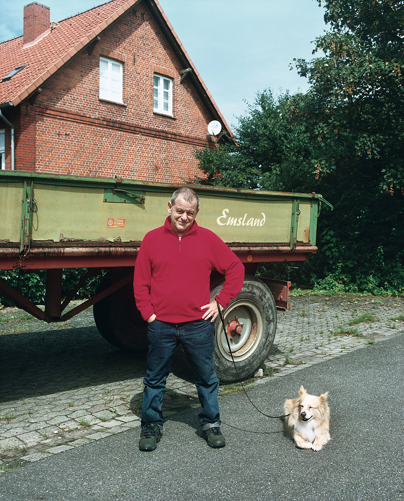 Michael Schmidt, photographer, with his dog »Freitag«, Schnackenburg (DE), 08/07